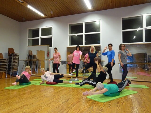 Fitnesskurs in der Halle
