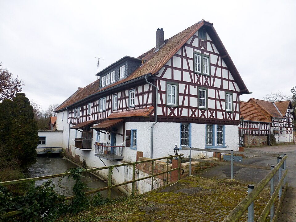 Fachwerkhaus der Langfeldsmühle mit Mühlgraben